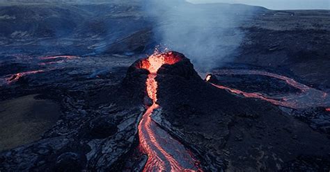 Hawaii's Biggest Volcano Erupts for the First Time in 40 Years ...