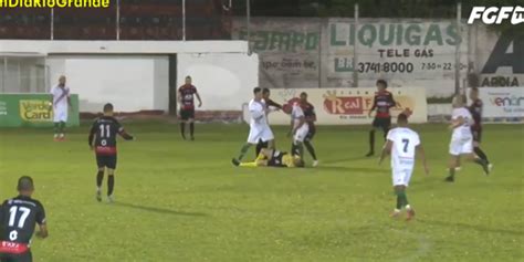 Árbitro desmaia em campo após levar chute na cabeça de jogador do São