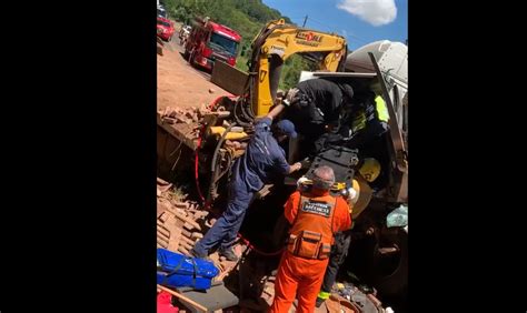 Homem fica preso às ferragens em acidente entre caminhão e carreta em