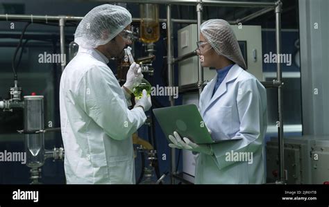 Dos Cient Ficos En Uniforme Profesional Que Trabajan En Laboratorio