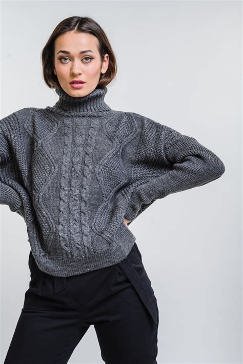 Укороченный вязаный свитер женский с крупными ромбами молочный - купить ...