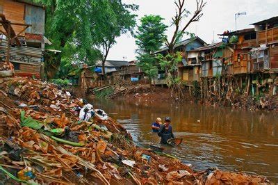 Realita di Sungai Ciliwung, Jakarta | Gudang Ilmu