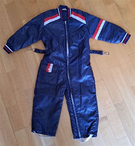 Se produkter som liknar Retro nylon overall strl 2 år på Tradera