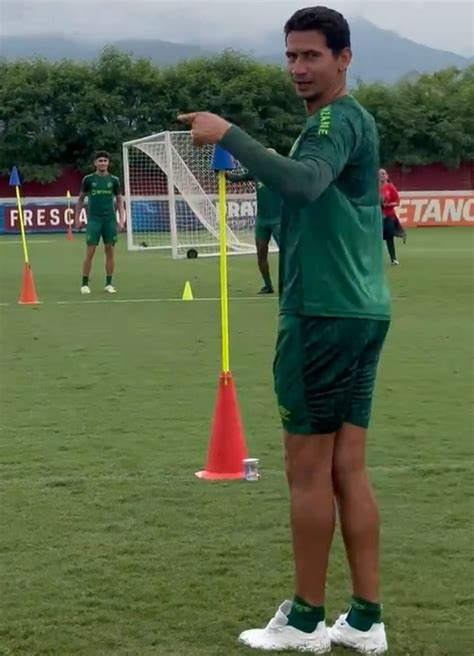 Vídeos Em clima descontraído Fluminense se prepara visando ao