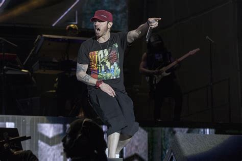 Eminem lançará primeiro single Walk On Water hoje às 15h Eminem Brasil