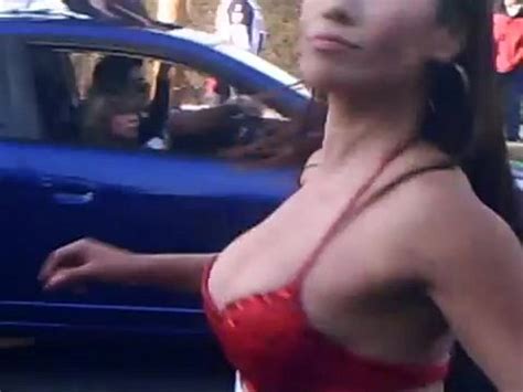 Edecan bailando en traje de baño en batucada Parte XVIDEOS