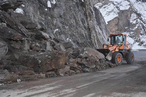 Hakkar Kaya Par Alar Nedeniyle Kapanan Kara Yolu A Ld Zg R