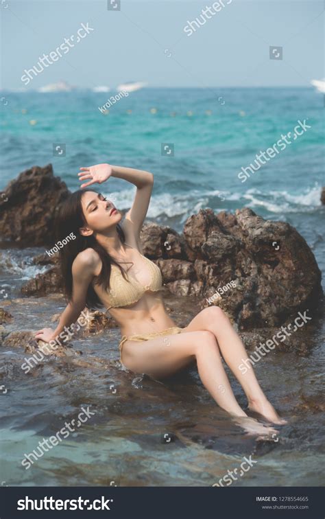 Sexy Woman White Black Bikini On Foto Stok 1278554665 Shutterstock