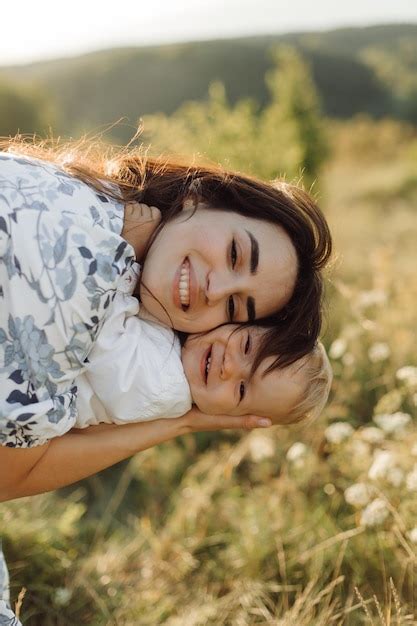 Familia Joven Feliz Pasar Tiempo Juntos Al Aire Libre En La Naturaleza