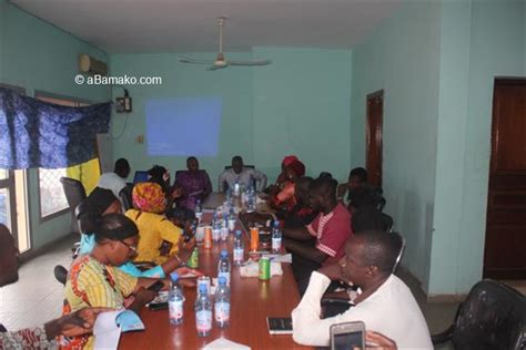 Atelier de formation à lintention dune trentaine de journalistes de