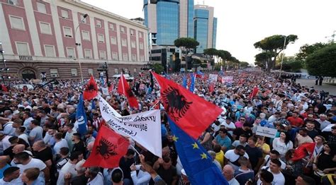 Opozita Protestë Në Ditën E Rrëzimit Të Bustit Të Enver Hoxhës