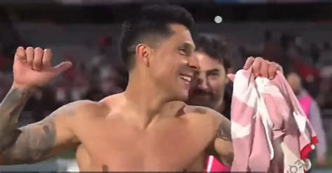 Sfottò da Superclásico Enzo Pérez mostra stemma River ai tifosi del