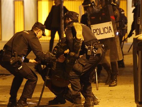 Vídeo Vídeo la agresión de la Policía a un joven en plenos disturbios