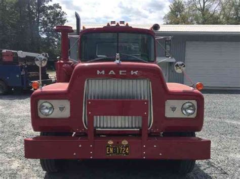 Mack R (1967) : Daycab Semi Trucks