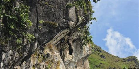 Batu Gantung Dan Legenda Parapat Di Pinggiran Danau Toba FORUM