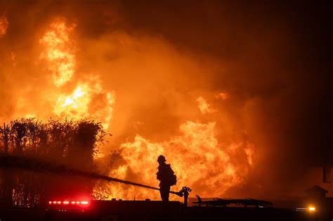 Los Angeles Continua A Bruciare Tre Persone Arrestate Per Incendio