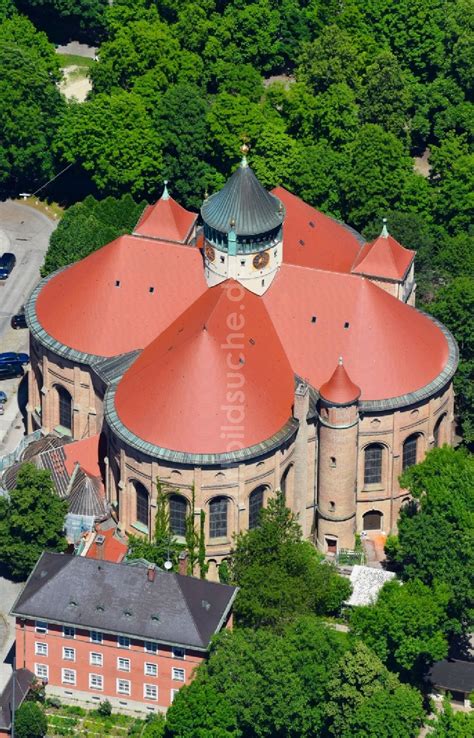 München von oben Kirchengebäude der des Kath Pfarramt St Rupert in