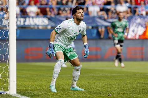 ASSE Larsonneur Absent Jusqu En Janvier Saint Etienne En Danger