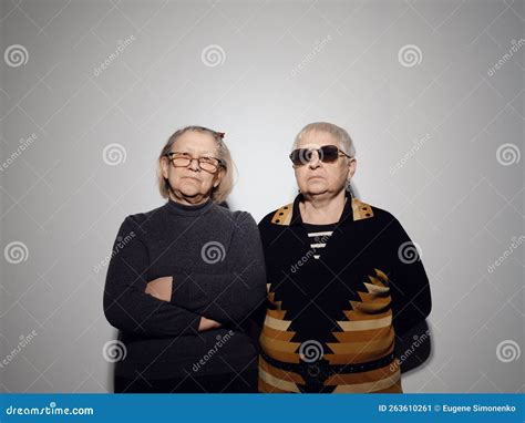 Dos Abuelas Lesbianas Alegres Est N Mirando La C Mara Y Sonriendo