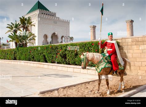 Garde royale à cheval à l entrée du Mausolée de Mohammed V dans la