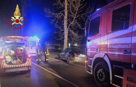 Auto Finisce Contro Un Albero Sulla Muore Un Enne