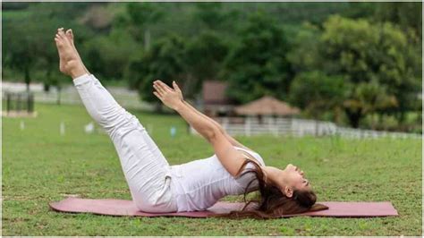 Yoga Poses पैरों की मांसपेशियों के दर्द से छुटकारा पाने के लिए नियमित