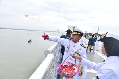 Asops Hadiri Upacara Tabur Bunga Di Laut Hari Armada Ppid Tentara