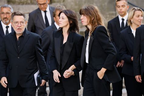 Charlotte Gainsbourg And Lou Doillon Carry Mother Jane Birkins Coffin