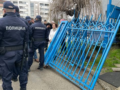 Protest U Novom Sadu Zbog Oduzimanja Dece Demonstranti Sru Ili Ogradu