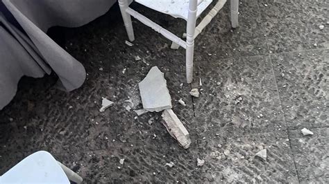 Cadono Calcinacci Sui Tavoli Di Un Ristorante Sul Lungomare Di Pozzuoli