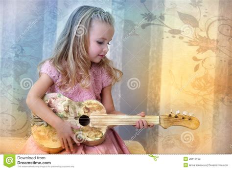 Petite Fille Blonde Avec Une Guitare Dans Le Style De Vintage Photo Stock Image