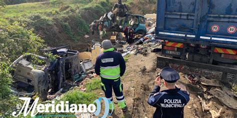 Giugliano Blitz Della Municipale Al Campo Rom Sequestrate Auto