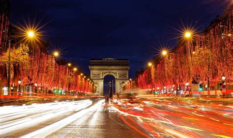 Champs Elysées bereiten sich auf Weihnachtsbeleuchtung vor