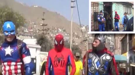 Policías peruanos se disfrazan como los Avengers durante un operativo