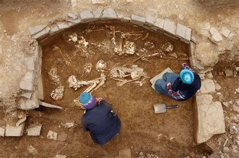 Tumba esqueletos de 5 mil anos é descoberta em ilha da Escócia