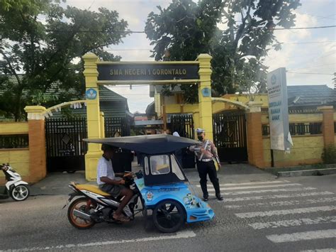 Gatur Pagi Satuan Lalu Lintas Polres Gorontalo Kota Bantu Anak Sekolah