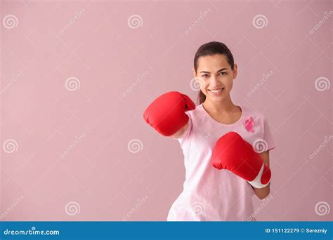 Mujer Hermosa Con Los Guantes Rosados De La Cinta Y De Boxeo En Fondo