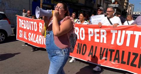 Reddito Di Cittadinanza Manifestanti In Corteo A Napoli Intonano