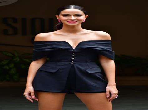 Ananya Pandey looking so hot in pink bikini see her killer style in pics पक बकन म
