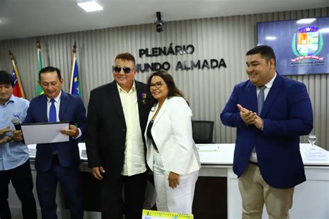 Emoção e reconhecimento marcam entrega da Medalha Jair Mendes à Voz