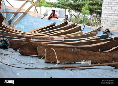 Traditional Indonesian wooden boat building Stock Photo - Alamy