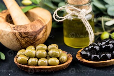 cold pressed extra virgin olive oil 14901435 Stock Photo at Vecteezy