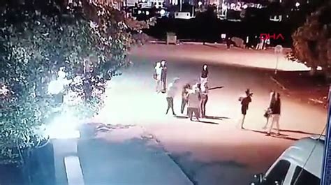 Dereye uçan arabadan sıyrıklarla kurtulup polise ve gazetecilere