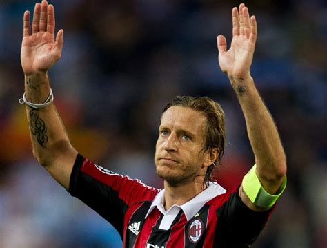 Massimo Ambrosini Conquistou A Torcida Do Milan Pelo Esforço E Pelas