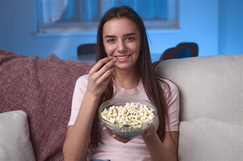 Mujer Viendo Televisi N Y Comiendo Palomitas De Ma Z Foto Premium