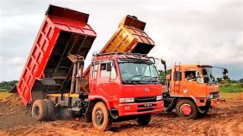 Mobil Dump Truk Besar Pengangkut Tanah Timbunan Jomplang Muatan Super