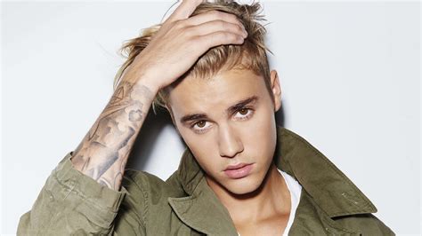 Download Justin Bieber Sharing His Talents with the World | Wallpapers.com