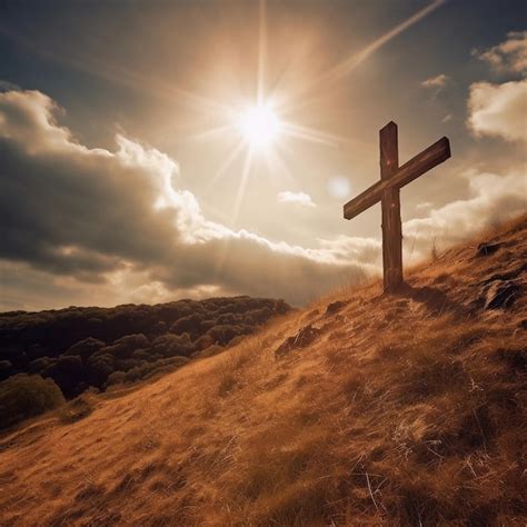 Una Cruz De Madera Cristiana En Una Colina Con El Sol Brillando Sobre