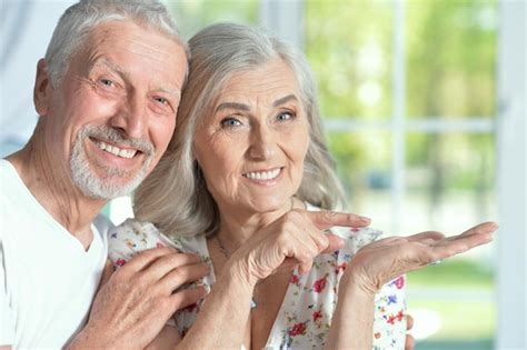 Una Feliz Pareja De Ancianos Posando Foto Premium