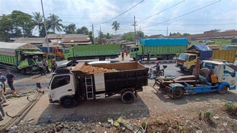 Sopir Truk Diduga Kurang Konsentrasi Hingga Tabrak 2 Truk